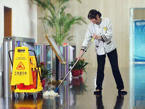 為什么現(xiàn)在很多企業(yè)保潔選擇托管，而不是自招呢？